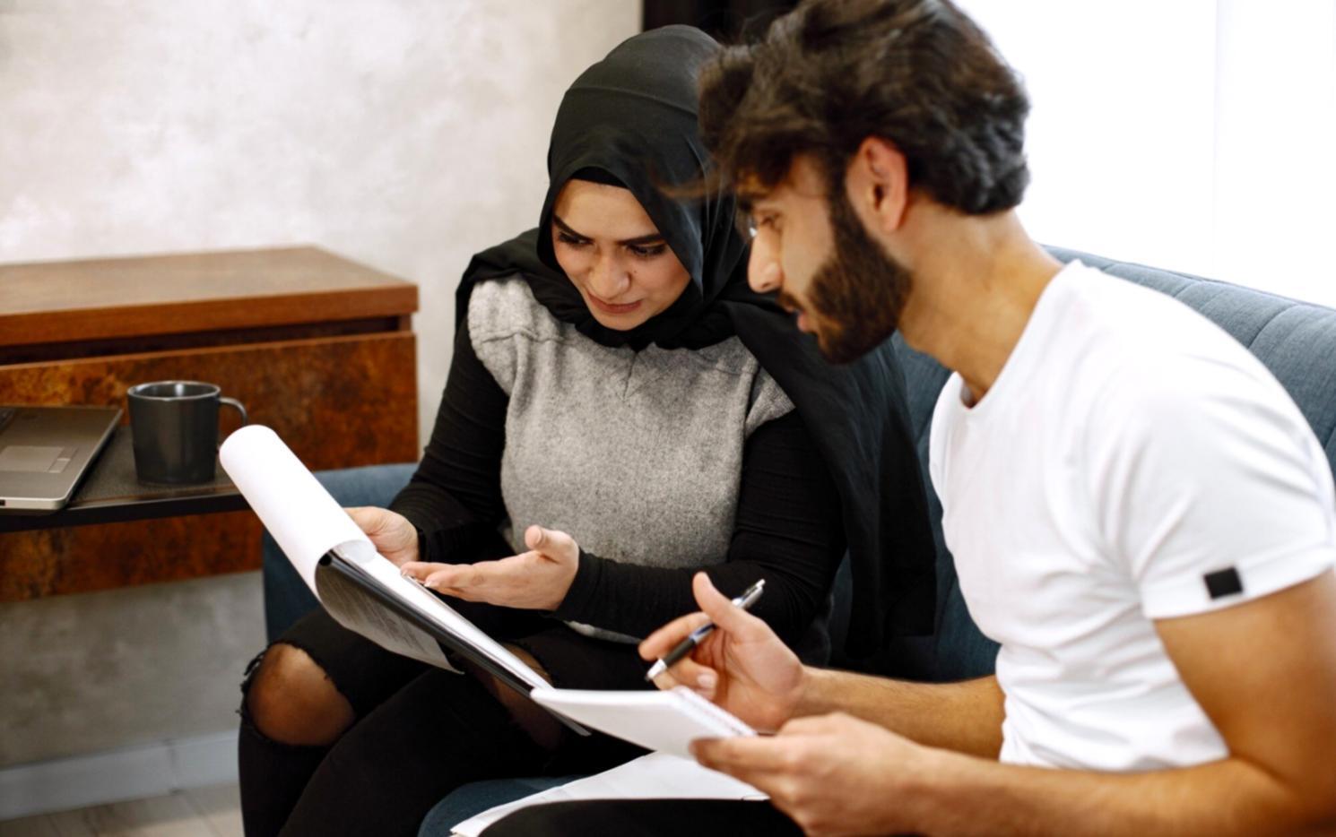 Teilnehmer in intensiver Diskussion während eines Workshops