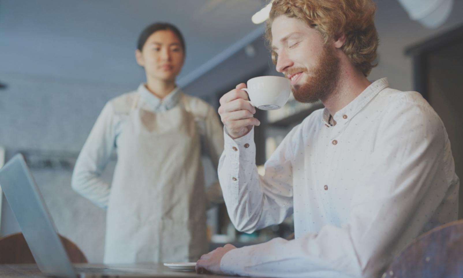 Teilnehmende in konzentrierter Gruppenarbeit während einer Präsenzphase